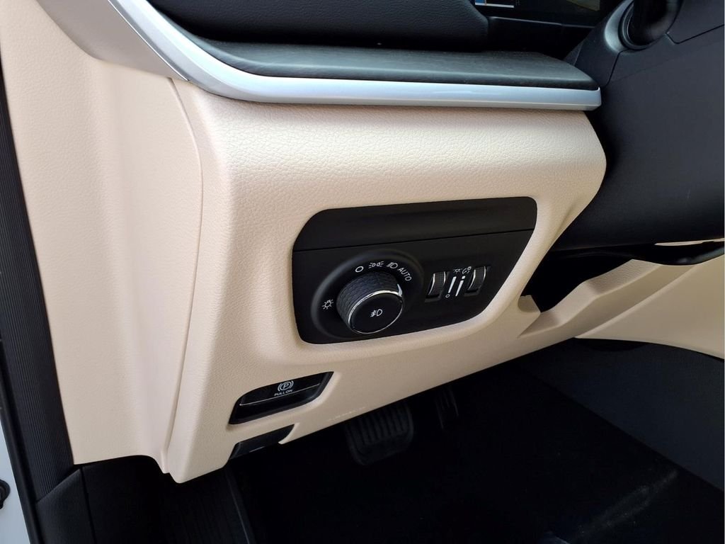 New 2026 Bright White Clear-Coat Exterior Paint Jeep Limited image 11