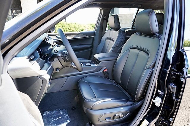 New 2026 Diamond Black Crystal Pearl-Coat Exterior Paint Jeep Limited image 19