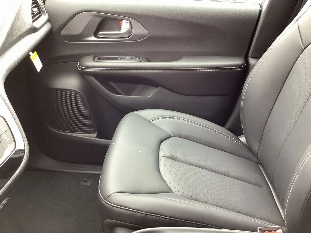 New 2026 Diamond Black Crystal Pearl-Coat Exterior Paint Chrysler Select image 18