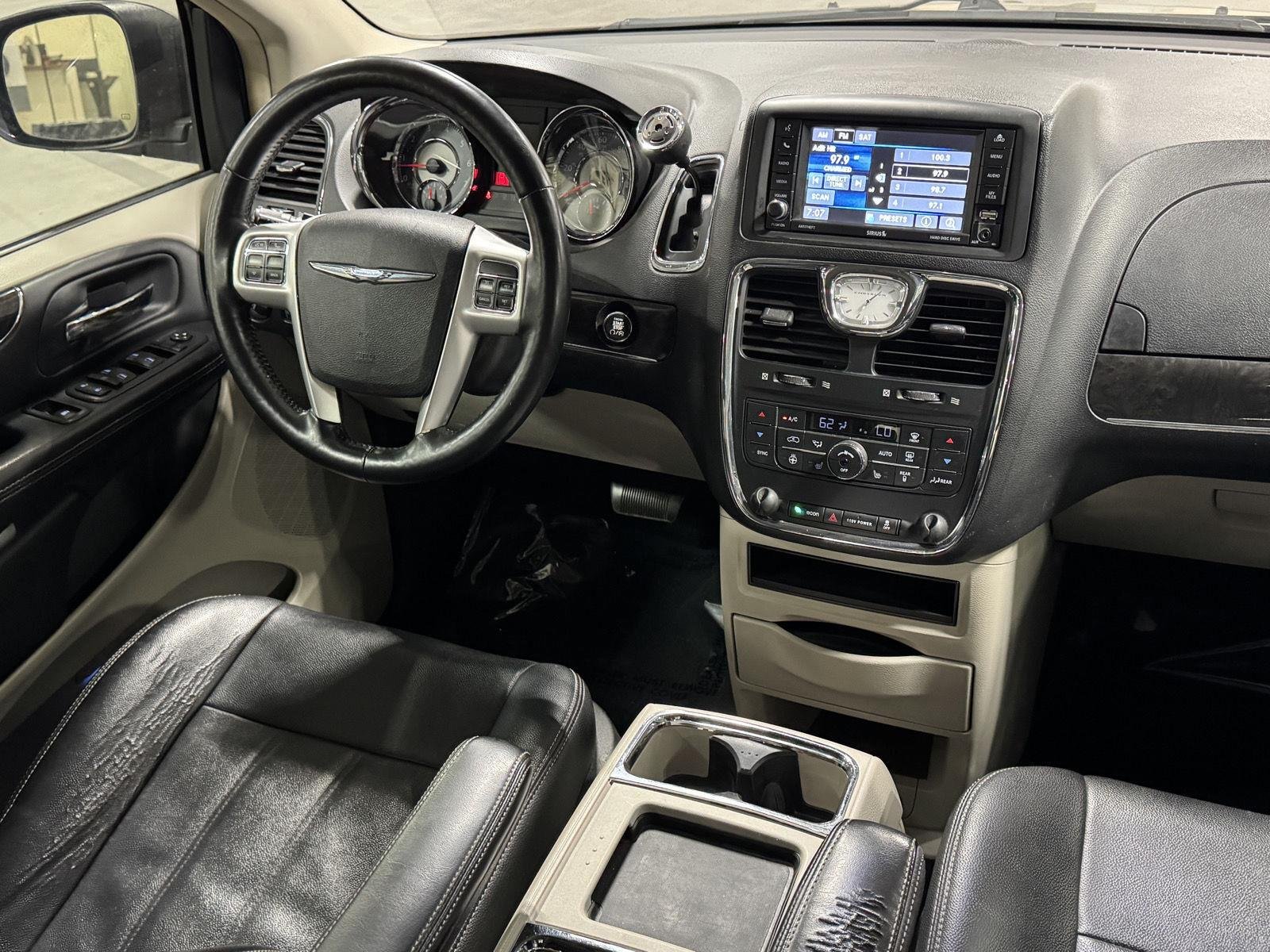 2016 Chrysler Town & Country Touring - Photo 2