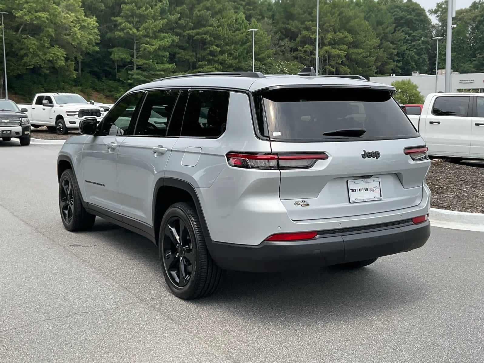 Certified Used 2023 Silver Zynith Jeep Altitude image 3