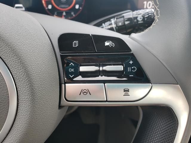 Used 2025 White Hyundai SEL Convenience image 21