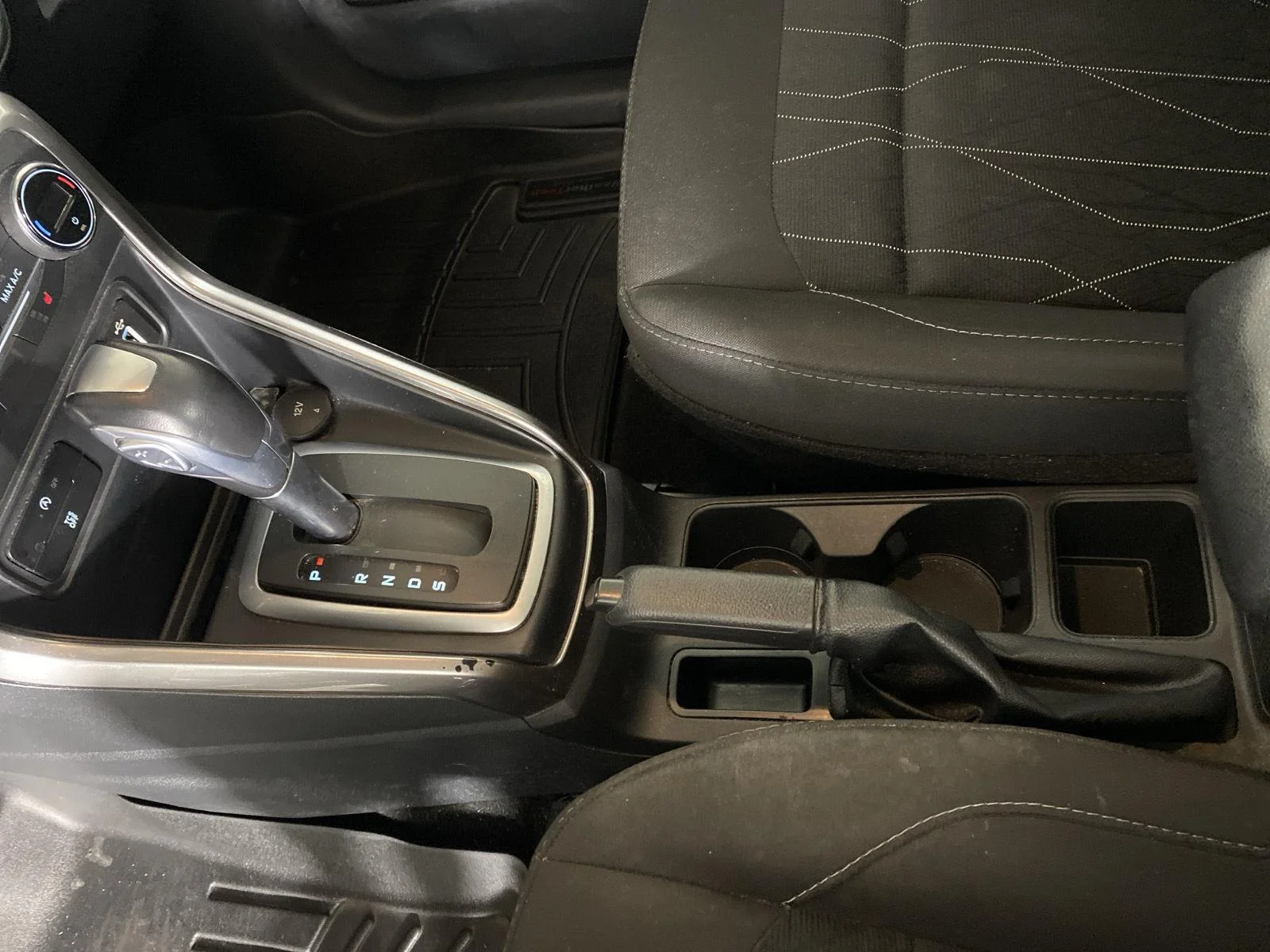 Used 2019 Diamond White Ford SE image 25