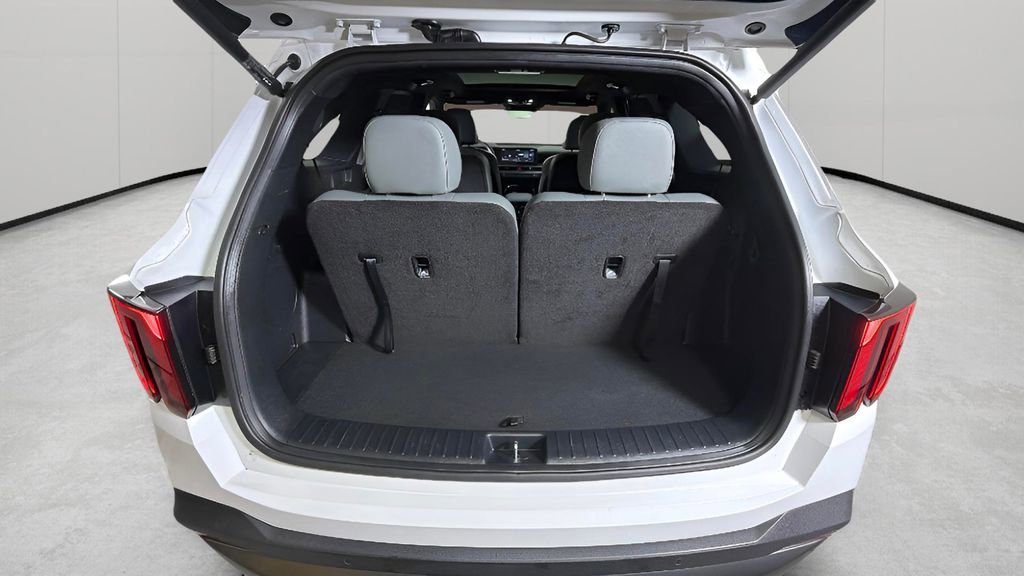 Used 2024 White Kia X-Pro SX Prestige image 29