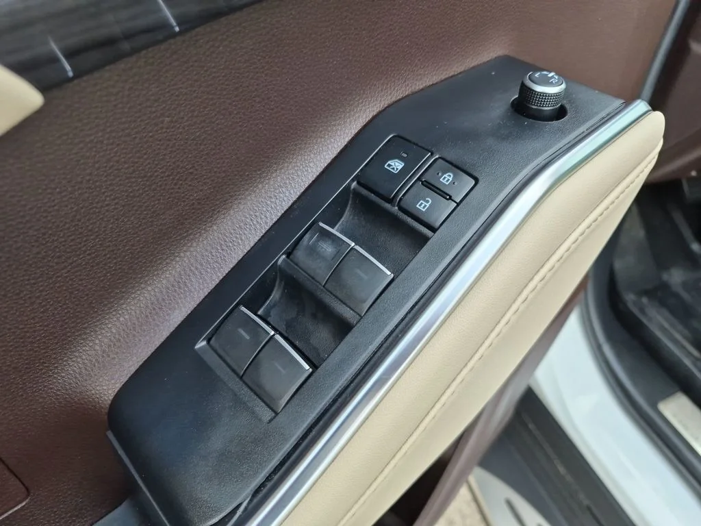Used 2022  Toyota Platinum image 18