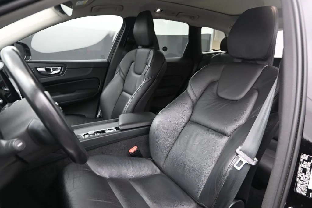 Used 2020 Onyx Black Metallic Volvo T6 Momentum image 16