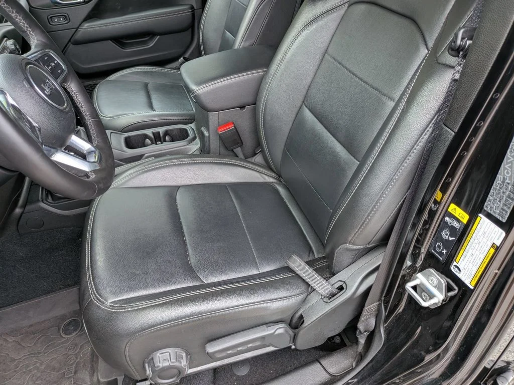 Used 2022 Black Jeep Unlimited Sahara image 24