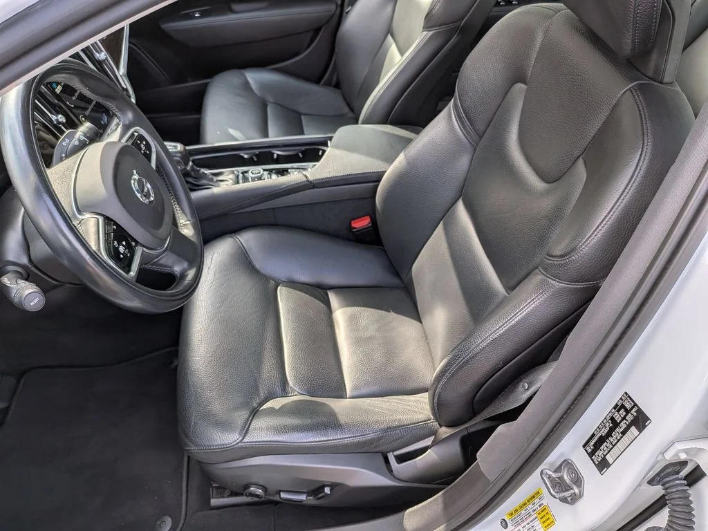 Used 2018 White Volvo T5 Momentum image 24