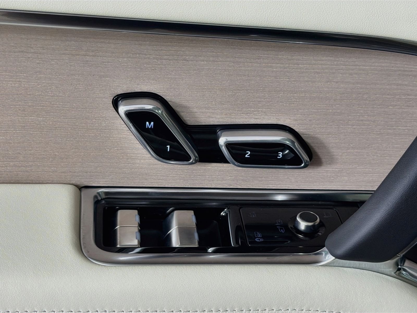 New 2026 Charente Grey LAND ROVER SE image 23
