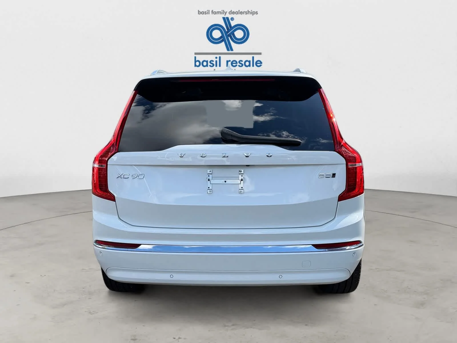 Used 2025 Crystal White Metallic Volvo Core image 5