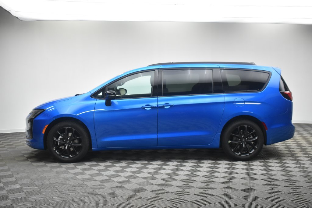New 2027 Hydro Blue Pearl-Coat Paint Chrysler Select image 12