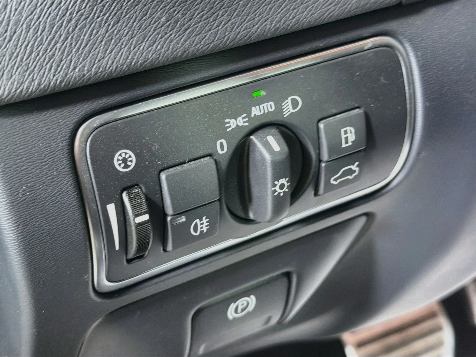 Used 2016 Black Volvo T6 Drive-E R-Design image 11