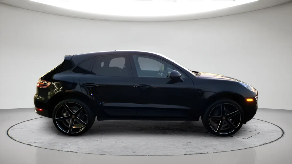 Used 2018  Porsche Base image 4