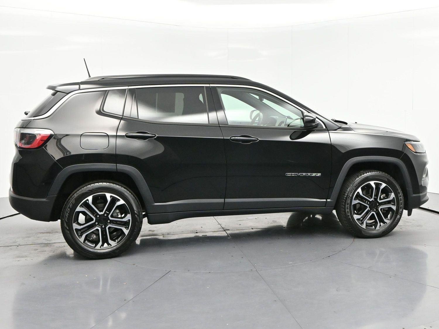 Used 2023 Diamond Black Crystal Pearlcoat Jeep Limited image 8