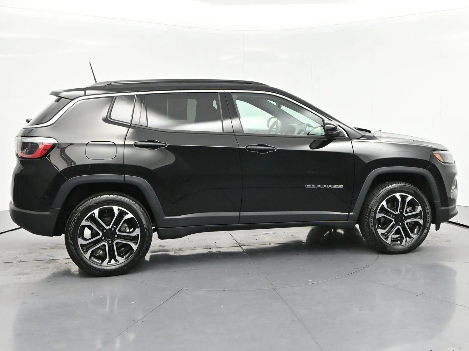 Used 2023 Diamond Black Crystal Pearlcoat Jeep Limited image 8