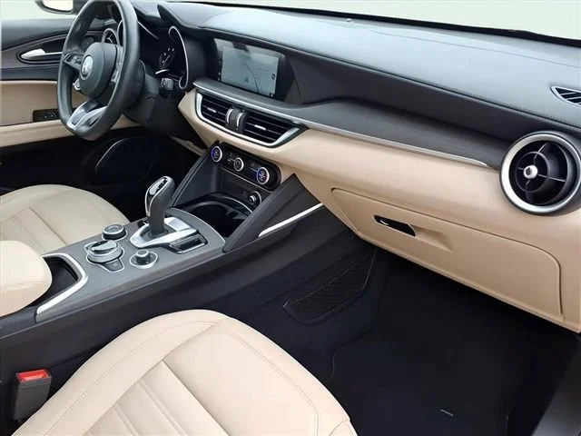 Used 2023  Alfa Romeo Lusso image 21