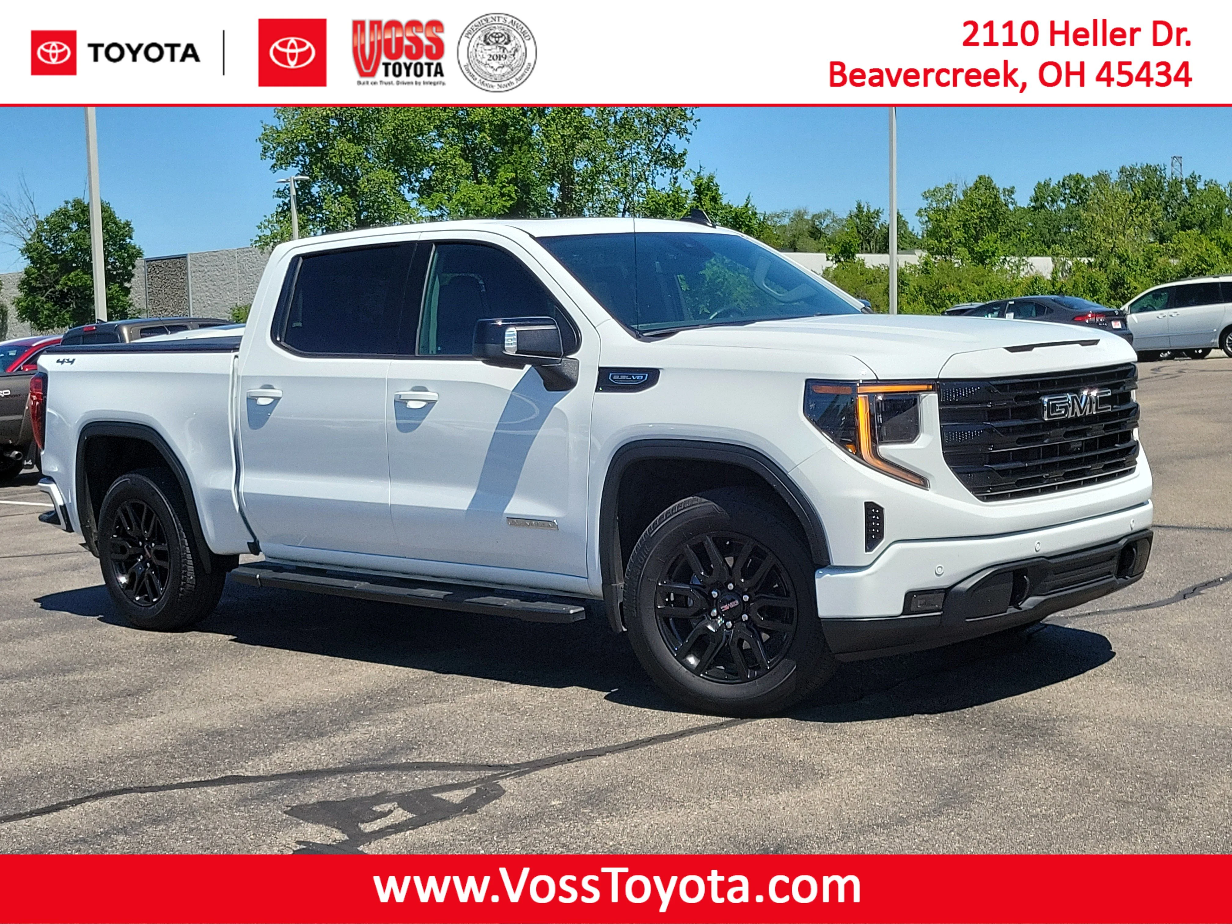 Used 2025 Summit White GMC Elevation image 31