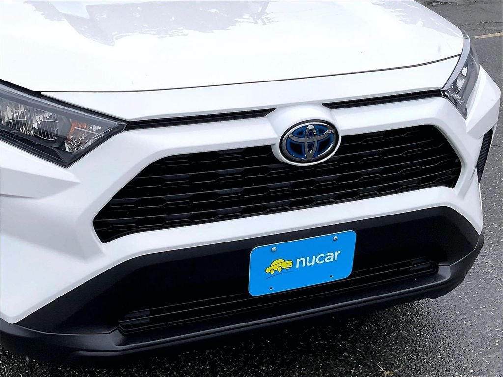 Used 2022 White Toyota LE image 30