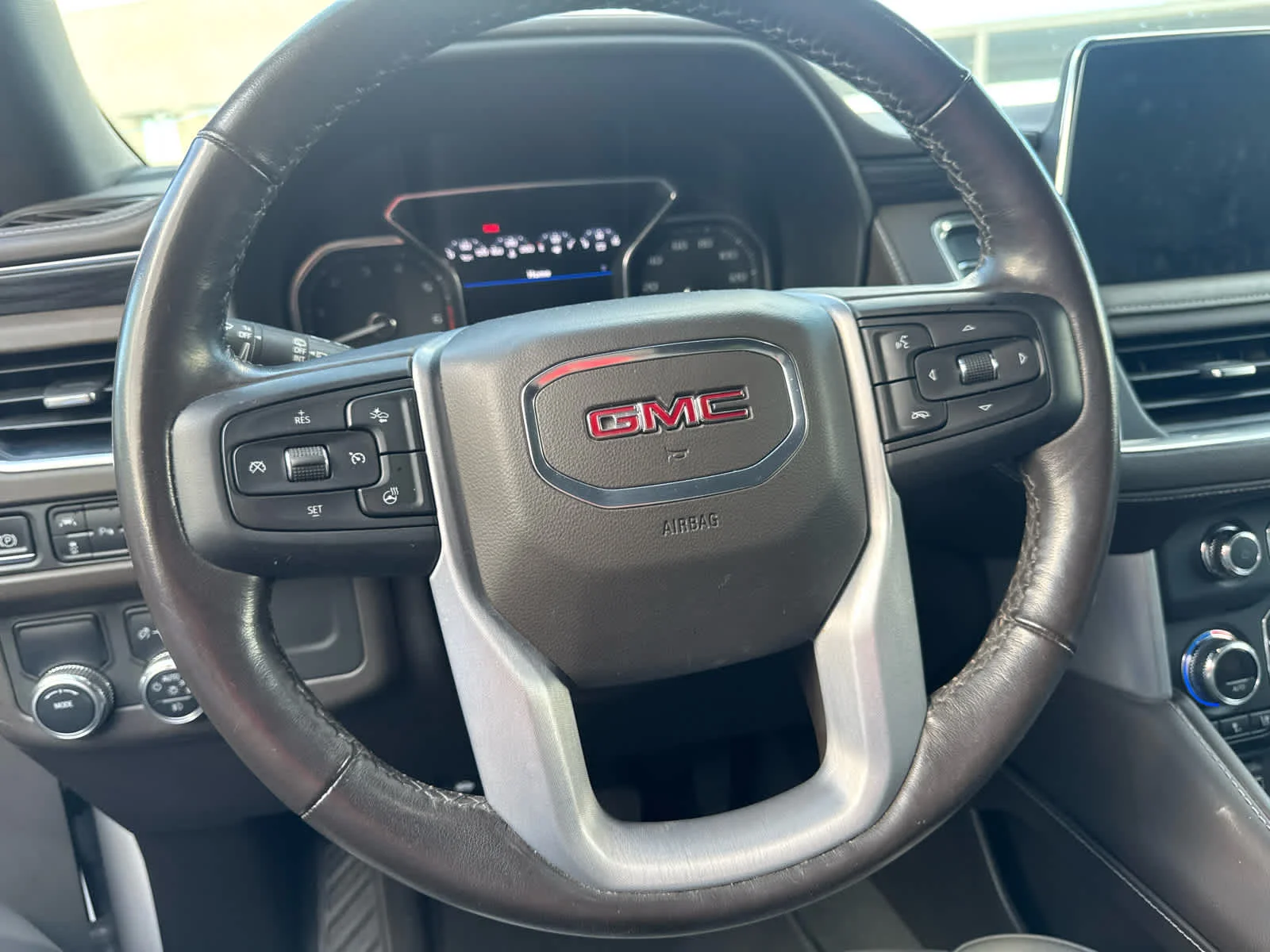 Used 2021 White Frost Tricoat GMC SLT image 11