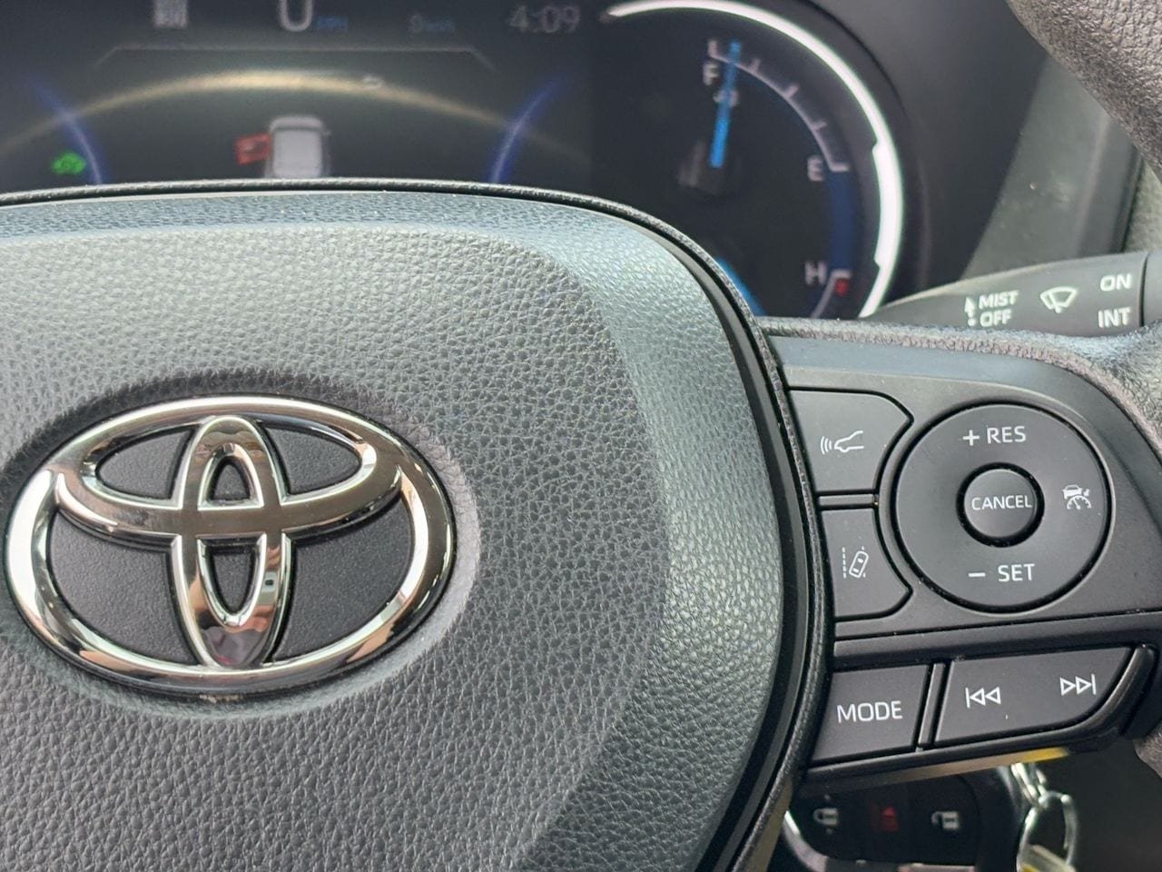 2025 Toyota RAV4 LE - Photo 20