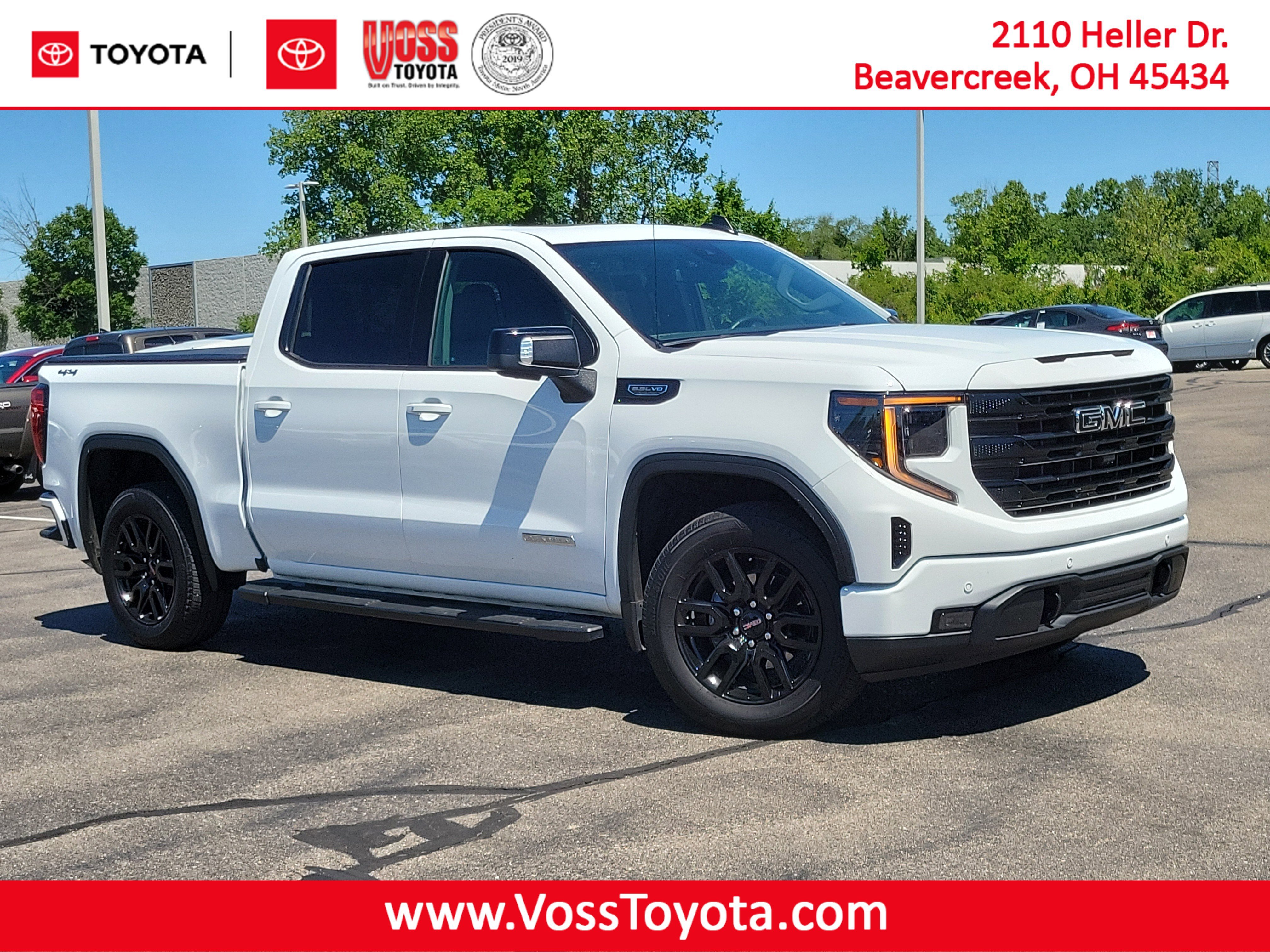 Used 2025 Summit White GMC Elevation image 31
