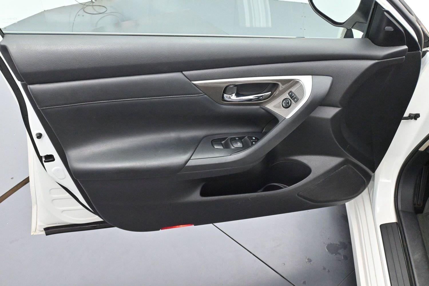 Used 2013 Pearl White Nissan 3.5 SL image 9