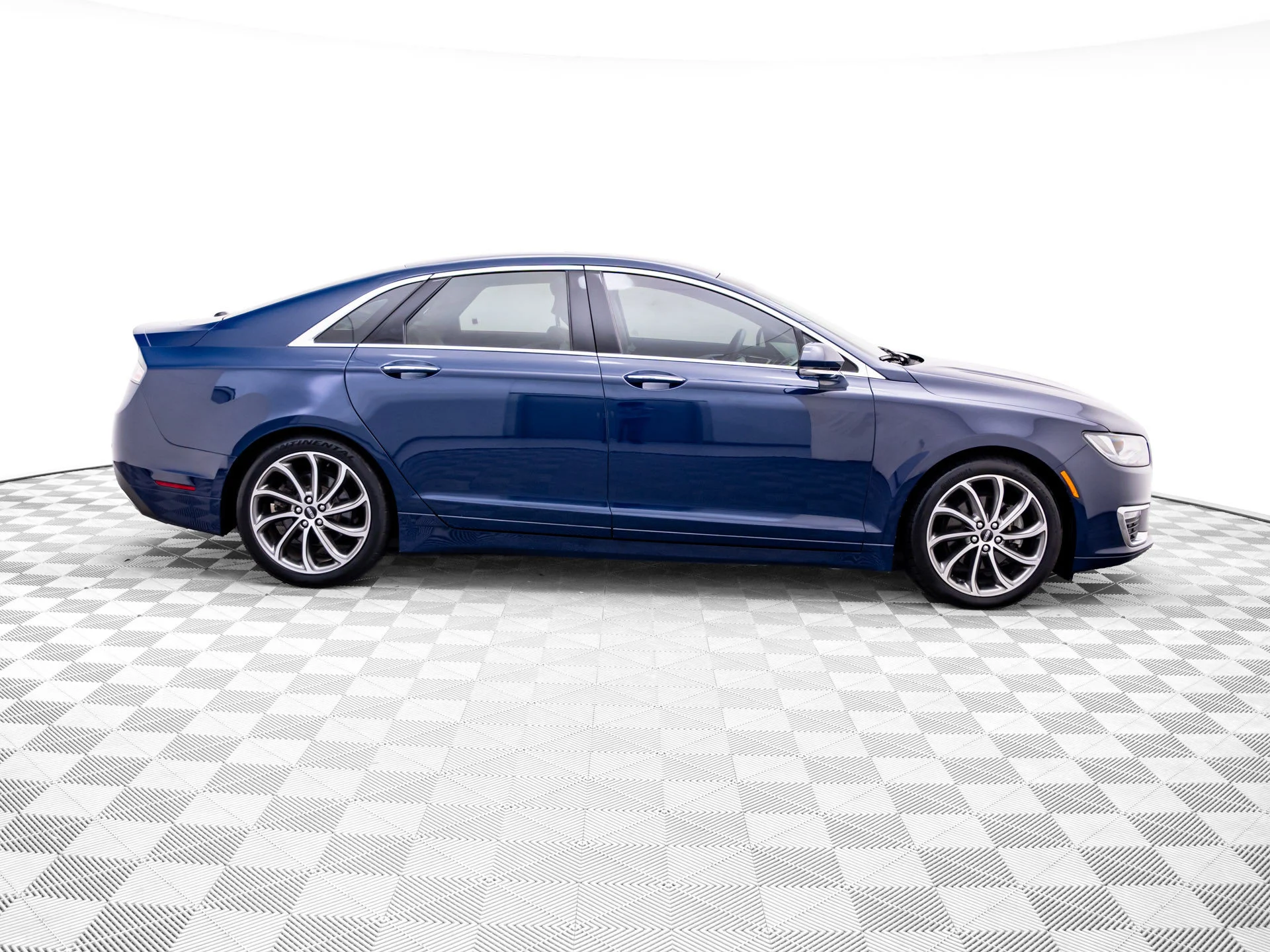 Used 2018 Blue Lincoln Reserve image 8