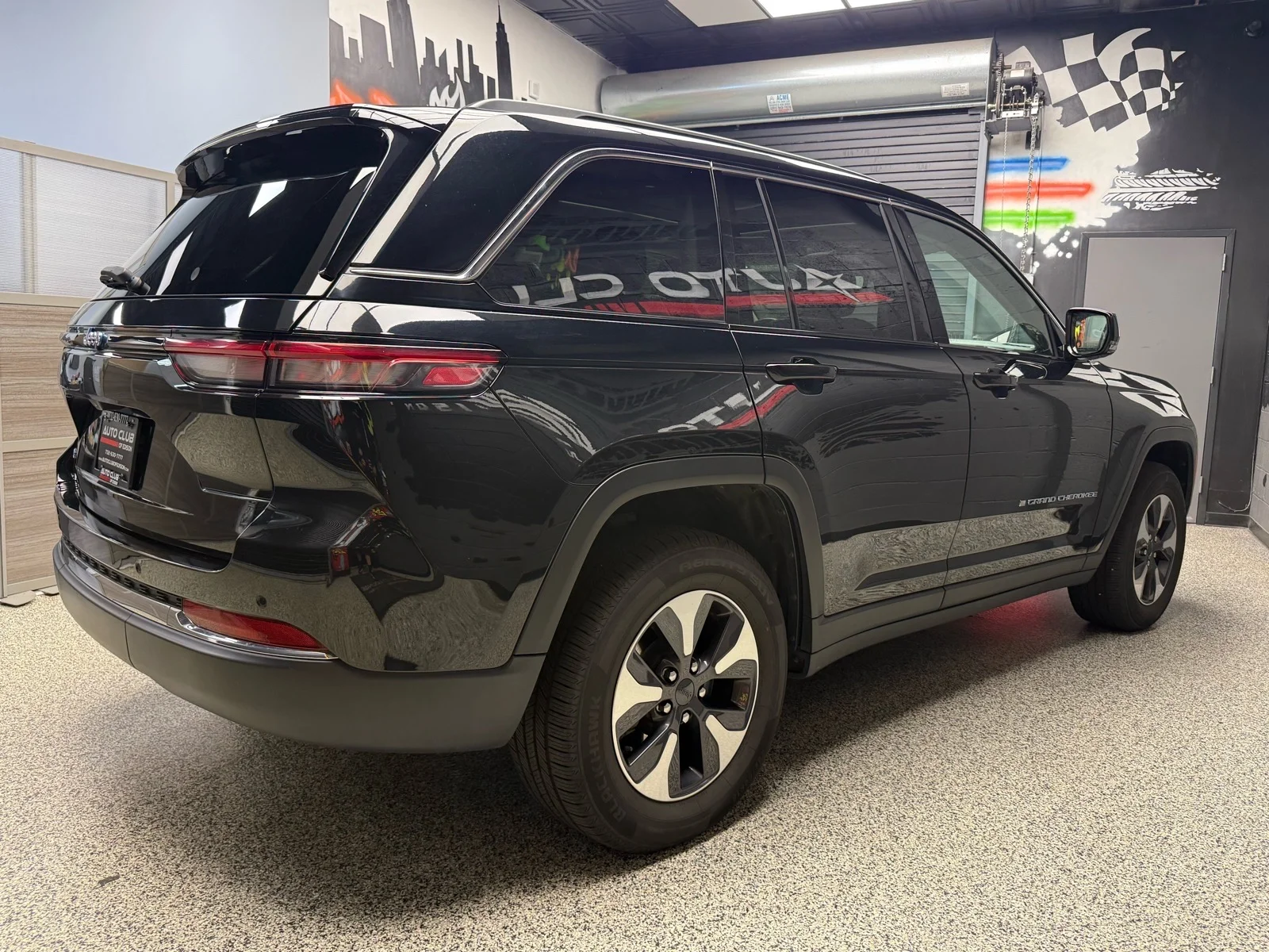 Used 2024 Diamond Black Crystal Pearl Coat (pxj) Jeep 4xe image 6