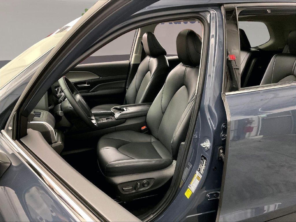Used 2025 White Toyota XLE image 30