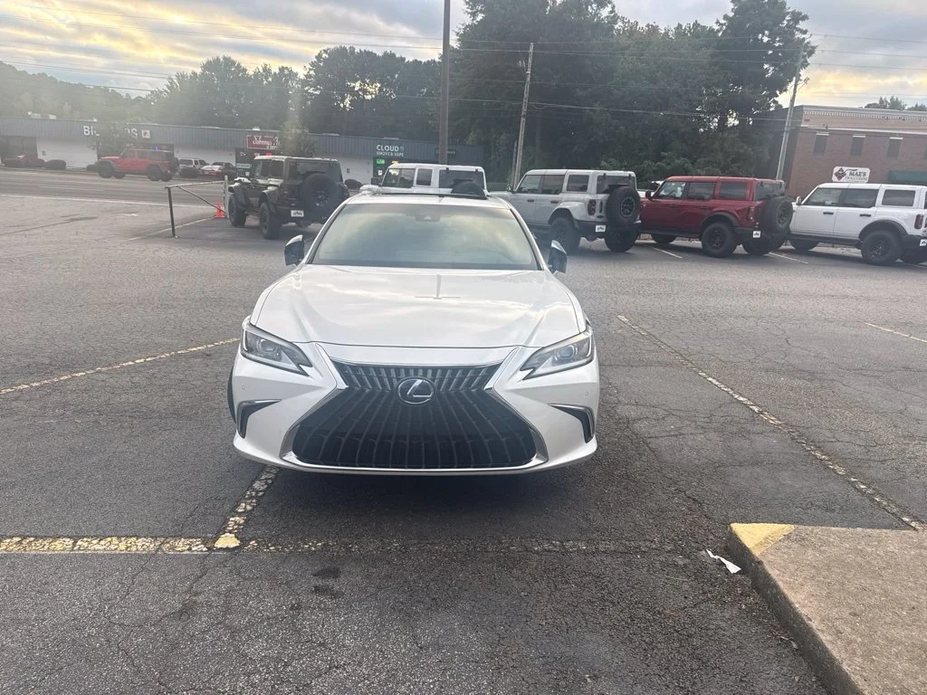 Used 2022 White Lexus 300h image 1