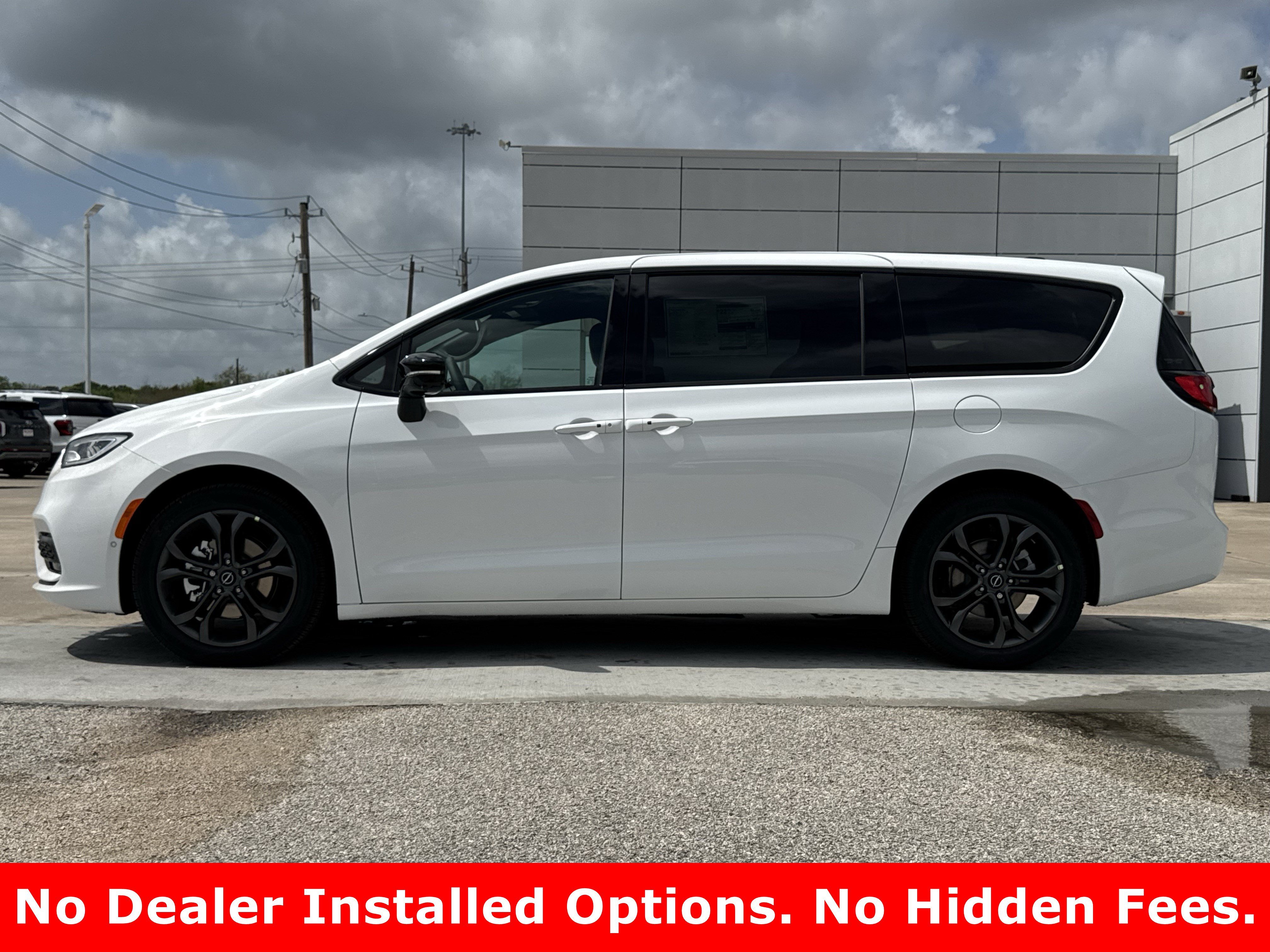 New 2026 Bright White Clear-Coat Exterior Paint Chrysler Select image 6