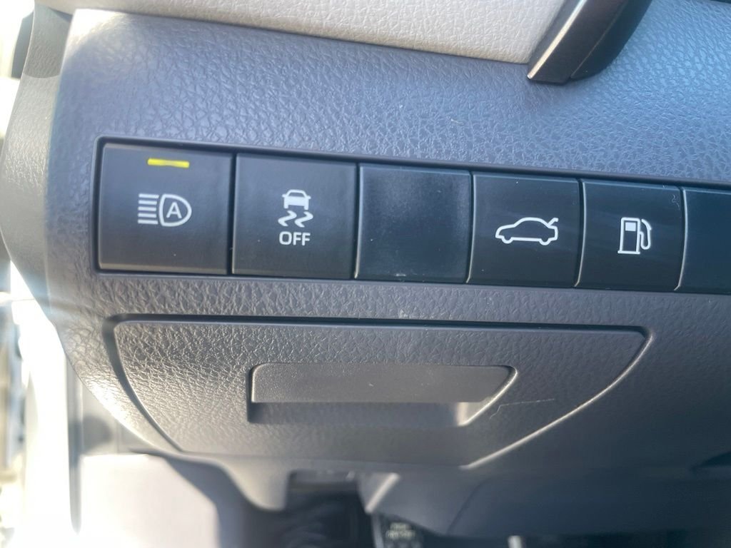 Used 2018 Super White Toyota SE image 15
