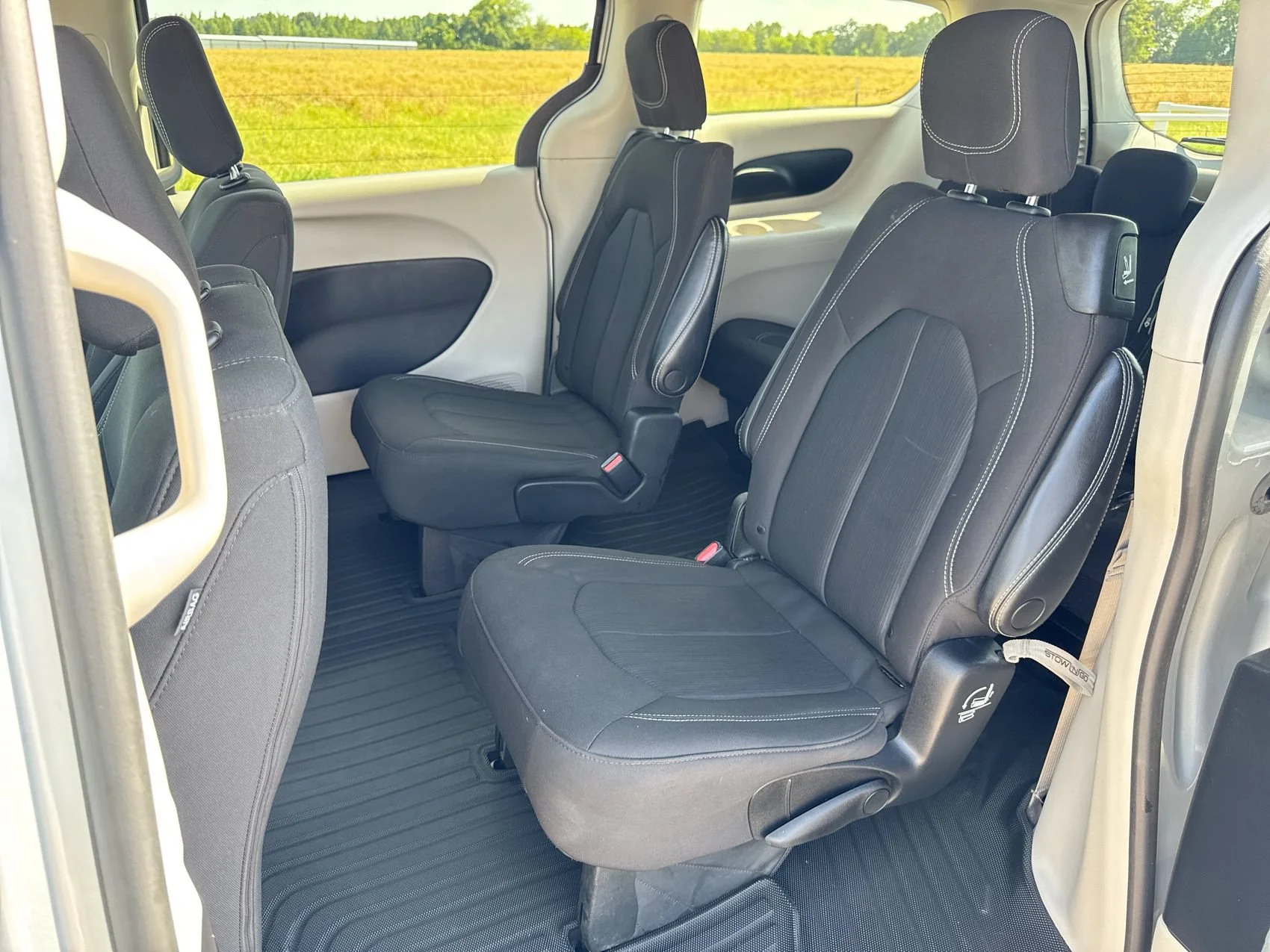 Used 2022 Silver Mist Clearcoat Chrysler LX image 22