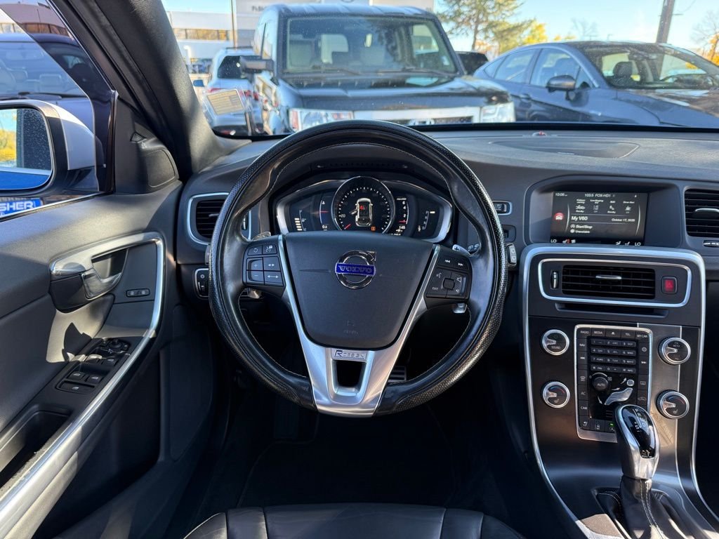 2017 Volvo V60 T6 R-Design Platinum photo 2