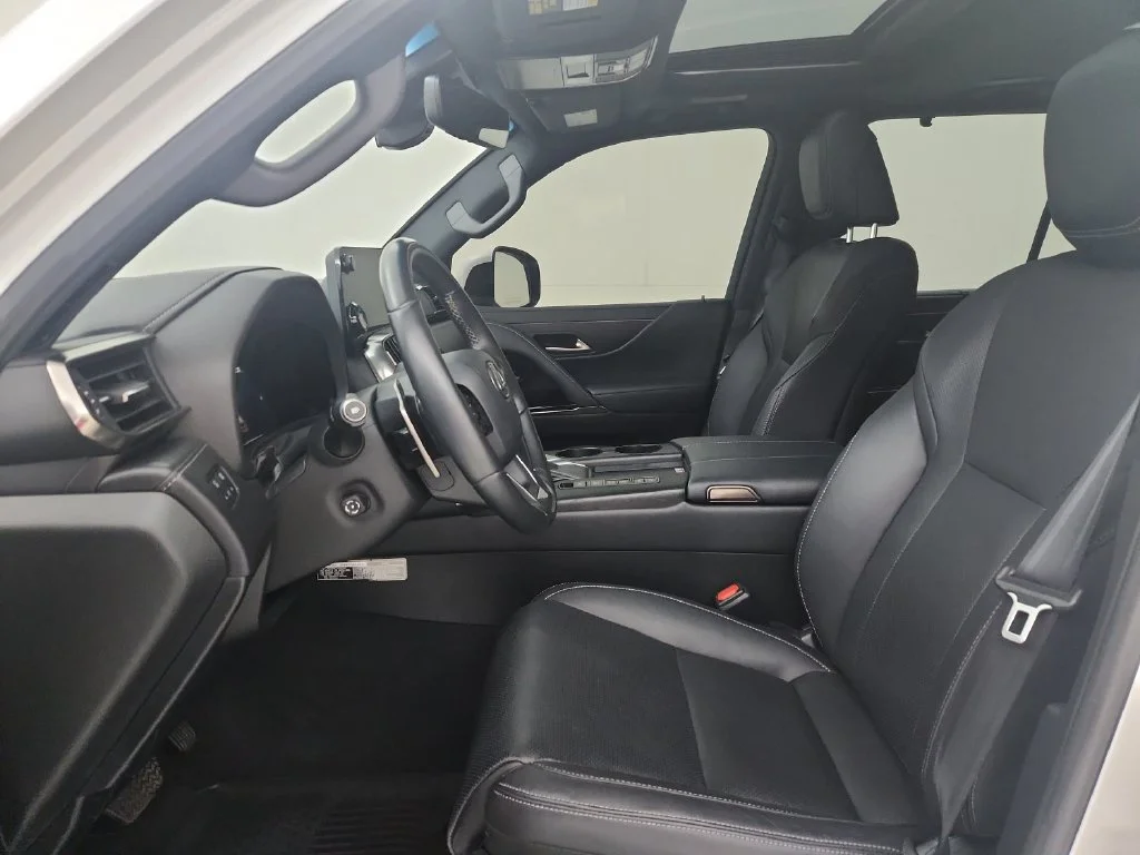 Used 2024 White Lexus 600 Luxury image 19