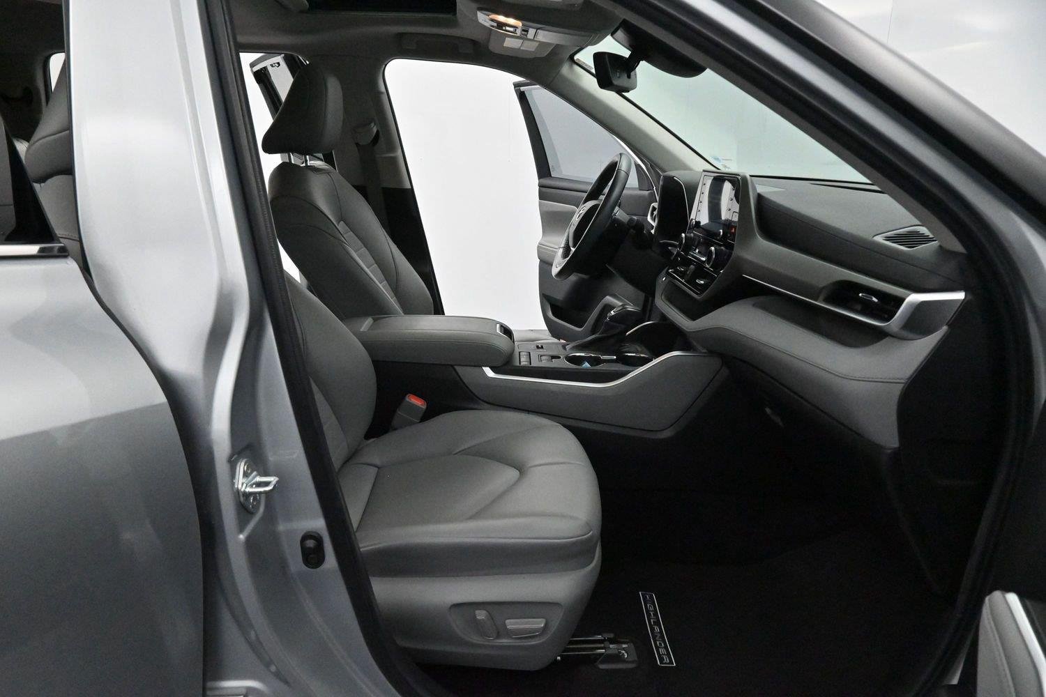 Used 2022 Celestial Silver Metallic Toyota XLE image 33