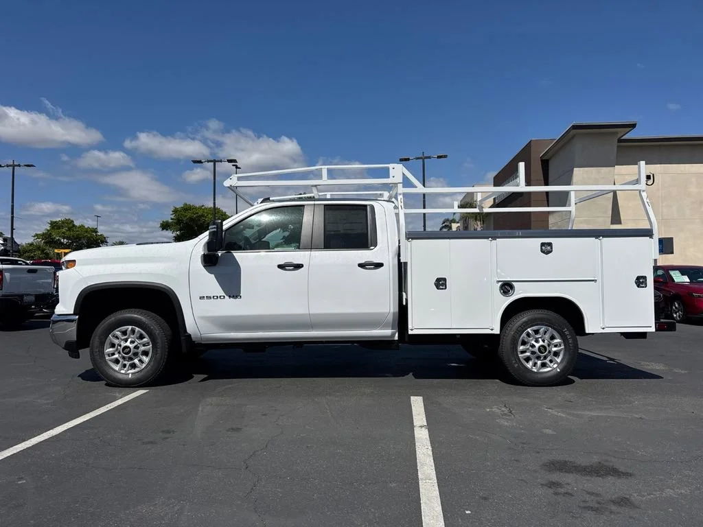 New 2026 Summit White Chevrolet WT image 5