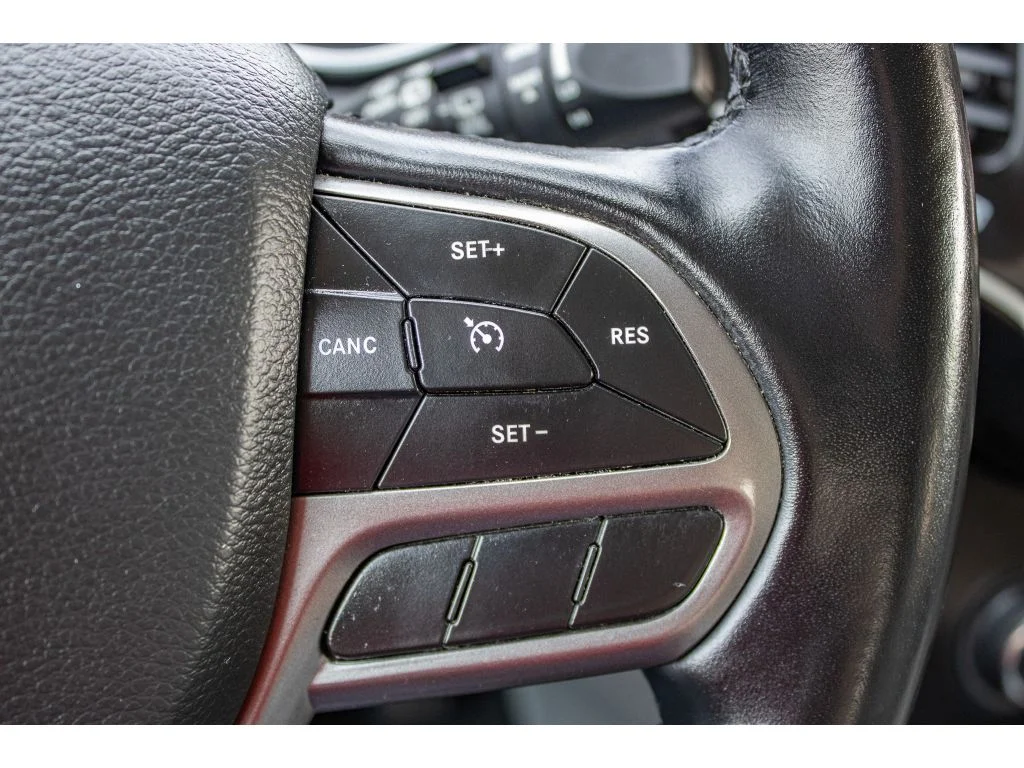 Used 2021 Sting-Gray Clearcoat Jeep Latitude Lux image 40