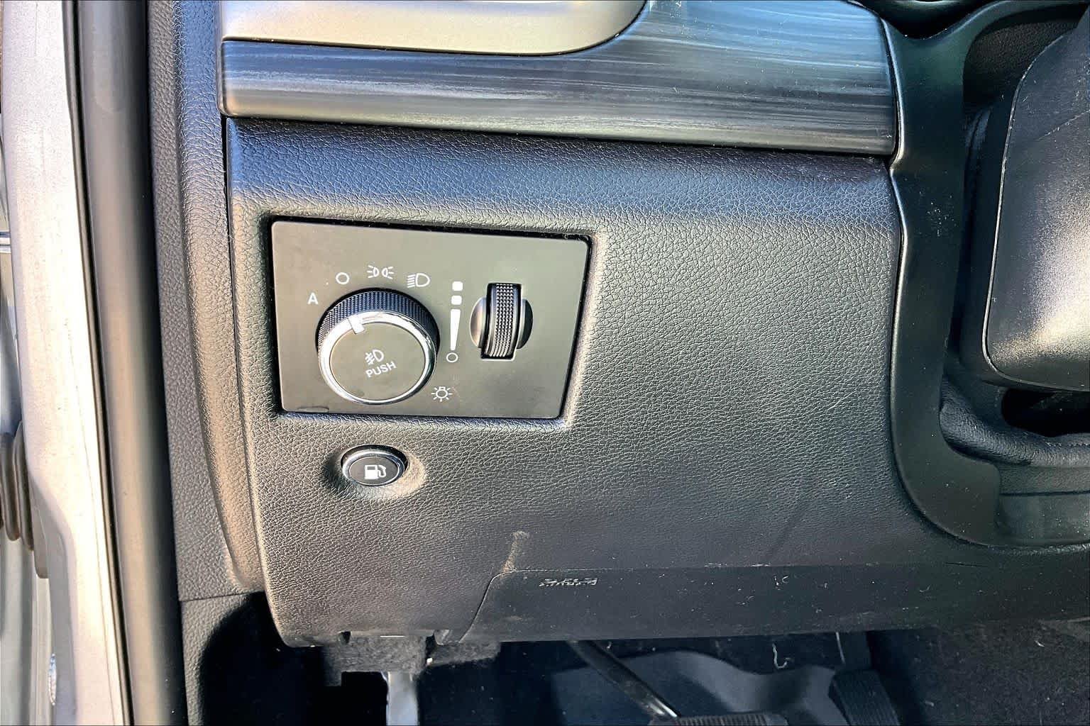 Used 2020 Billet Silver Metallic Clearcoat Jeep Altitude image 31