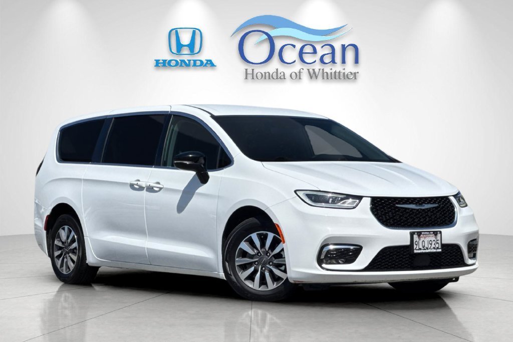Used 2024 Bright White Clearcoat Chrysler Select image 2