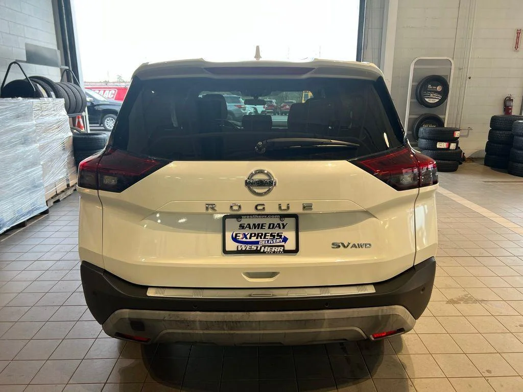 Used 2021 Pearl White Nissan SV image 9