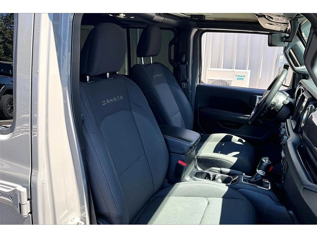 Used 2023 Grey Jeep Sahara image 7