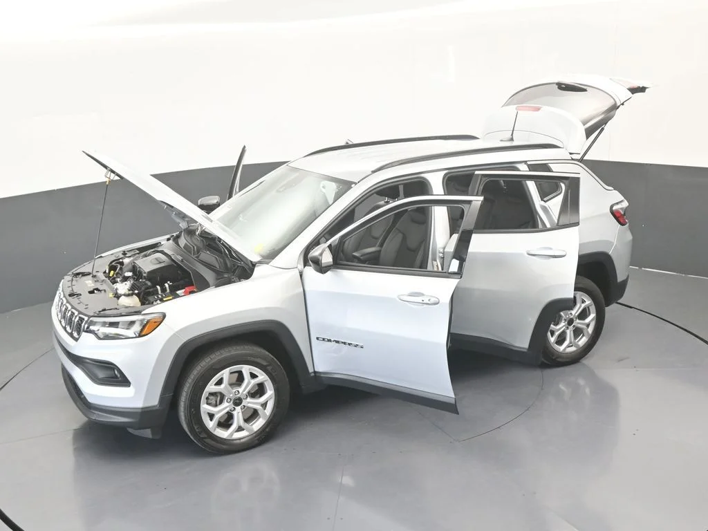 Used 2025 Silver Zynith Metallic Clearcoat Jeep Latitude image 34
