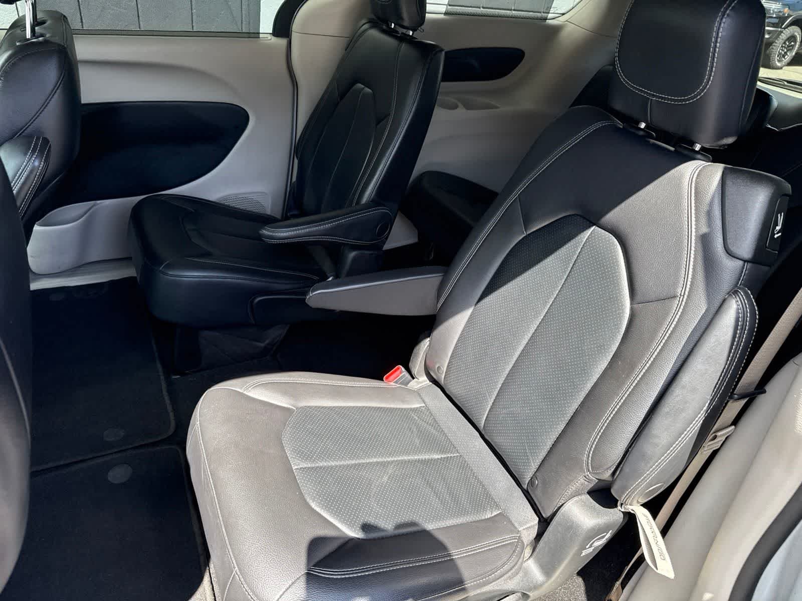 Used 2022 Bright White Clearcoat Chrysler Touring L image 25