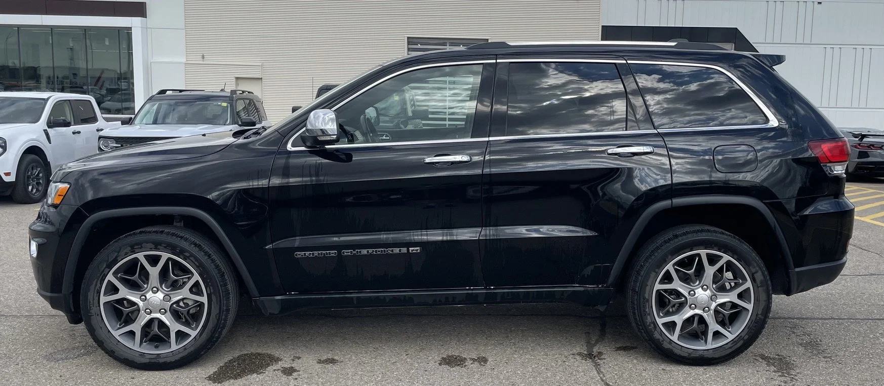 Used 2022 Diamond Black Crystal Pearlcoat Jeep LIMITED **New Arrival** image 2