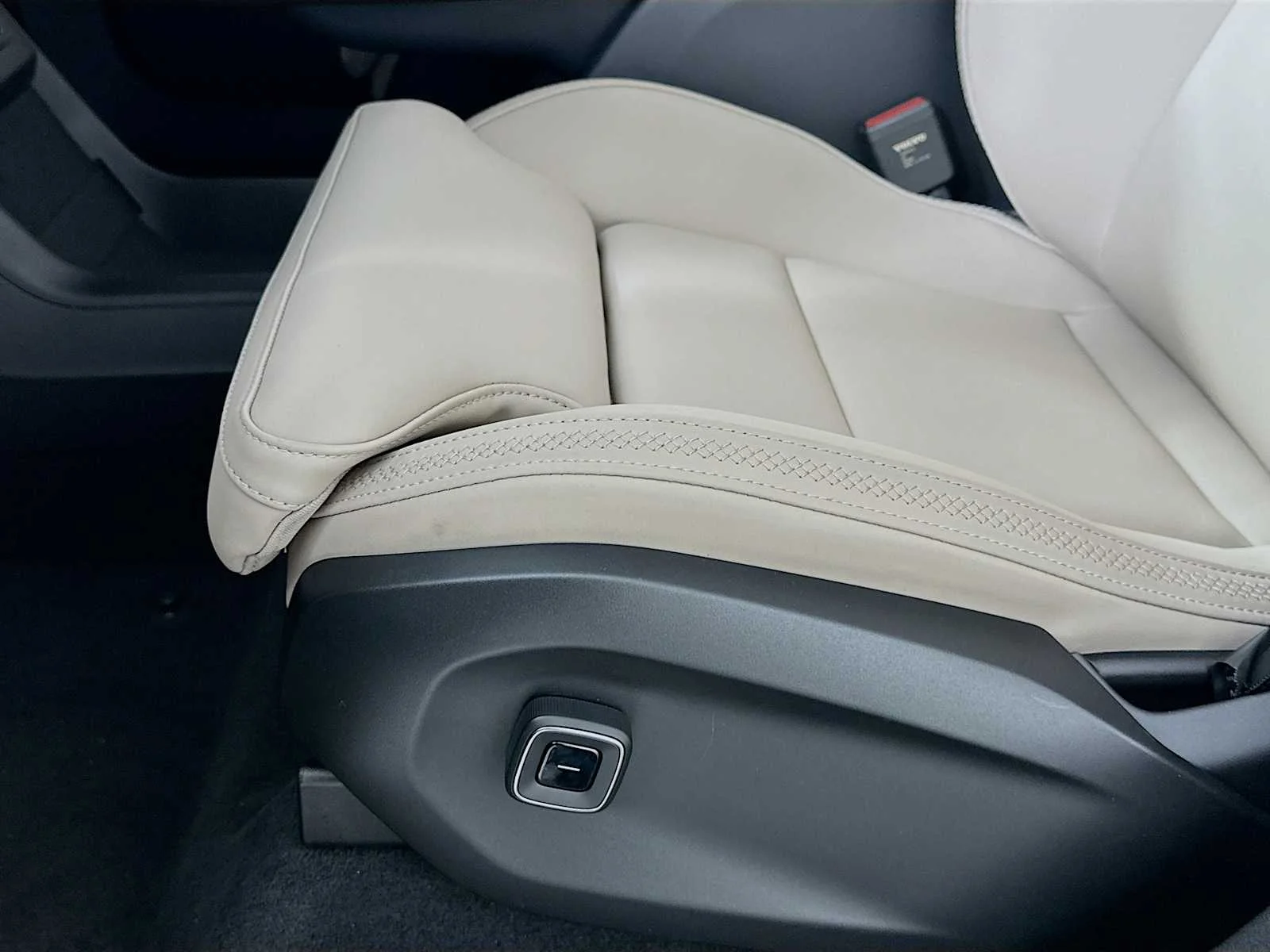 New 2026 Aurora Silver Volvo Plus image 17