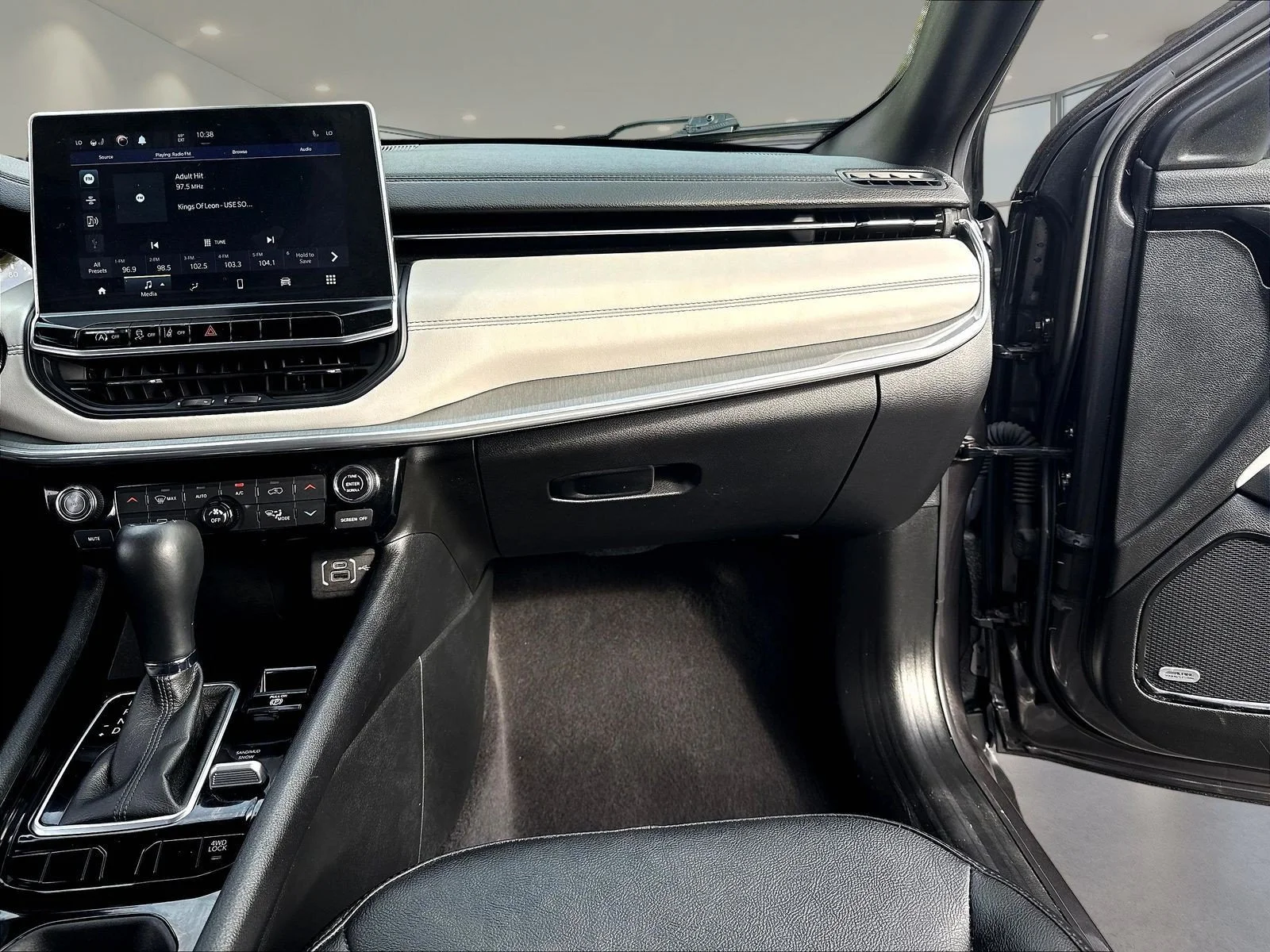 Used 2023 Crystal Metallic Jeep Limited image 27