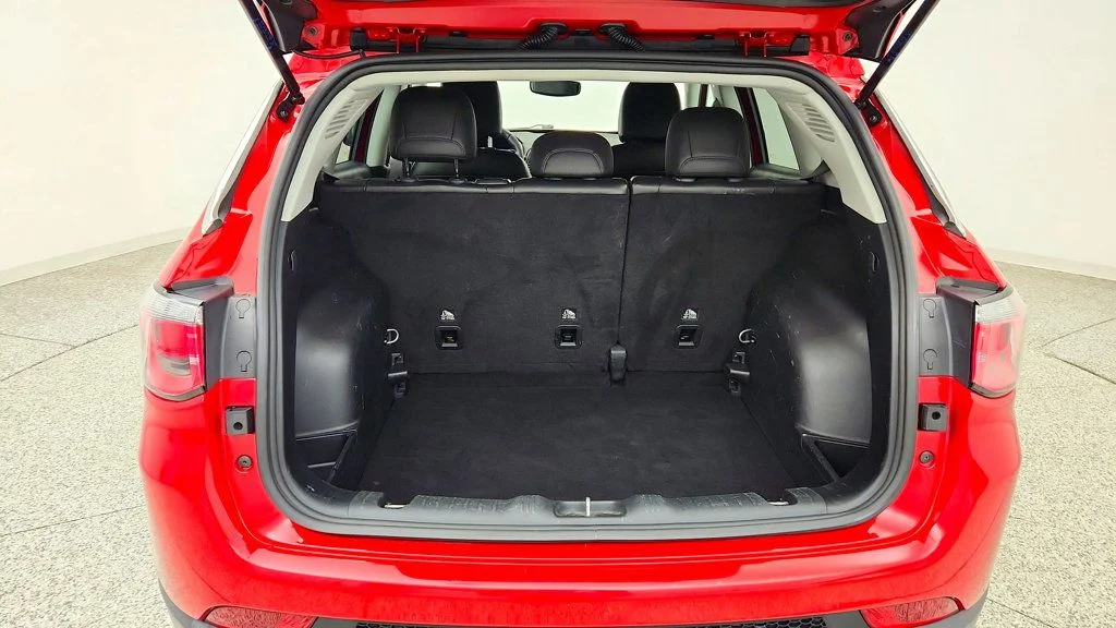 Used 2019 Redline Pearlcoat Jeep Latitude FWD image 21