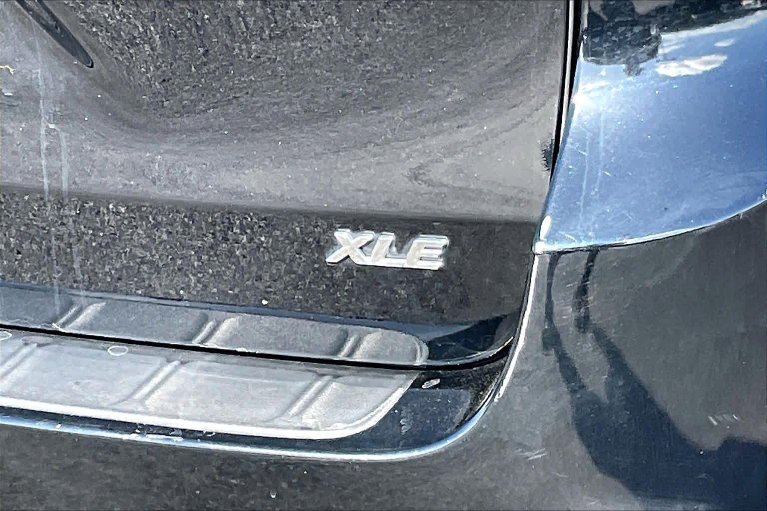 Used 2019 Midnight Black Metallic Toyota XLE Premium image 10