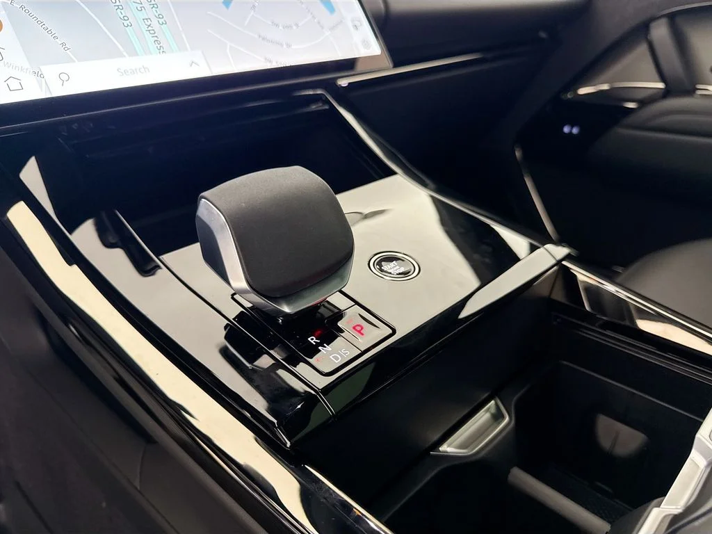 New 2026 Carpathian Grey Land Rover SE image 17